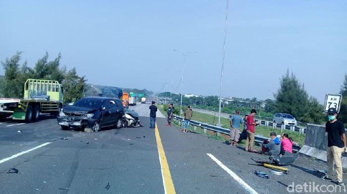 Kecelakaan dua minibus di Tol Cipali, 14 november 2020