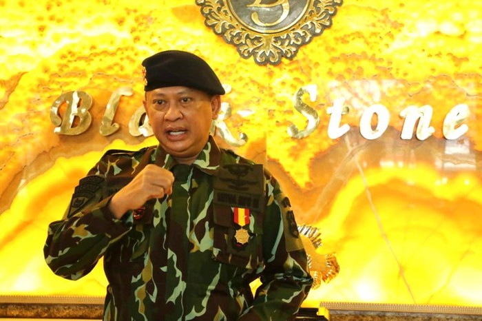 Ketua MPR RI, Bambang Soesatyo (Bamsoet) bersama Ketua DPR RI, Puan Maharani menerima anugerah Warga Kehormatan Utama Korps Brimob.