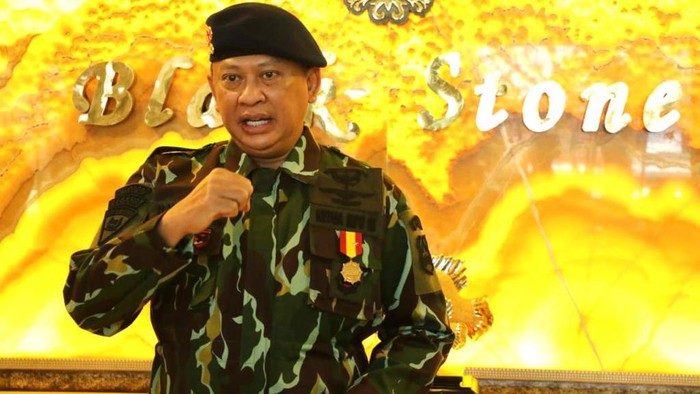 Ketua MPR RI, Bambang Soesatyo (Bamsoet) bersama Ketua DPR RI, Puan Maharani menerima anugerah Warga Kehormatan Utama Korps Brimob.