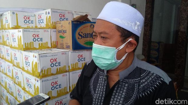 Ketua Panitia Maulid Nabi di Petamburan, Haris Ubaidillah, menjelaskan soal pengaturan acara di lokasi. Termasuk soal pernikahan putri Habib Rizieq (Adhyasta Dirgantara/detikcom)