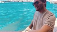 Beberapa momennya saat kulineran juga Marc Klok tampilkan di akun Instagramnya. Salah satunya saat ngopi dengan secangkir cappuccino di pinggir laut. Foto: Instagram @marcklok
