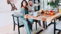 Kemesraan Marc dan istrinya terpampang nyata di akun Instagram. Salah satunya momen saat makan bersama di rumah ini. Foto: Instagram @marcklok