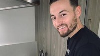 Marc ternyata juga jago memasak lho. Ia terlihat membuat pizza dengan topping racikannya sendiri. Foto: Instagram @marcklok