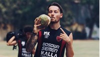 Sebelum Persija, Marc Klok juga pernah bermain untuk PSM Makassar. Begini serunya Marc saat berlatih sambil menikmati kelapa muda. Foto: Instagram @marcklok