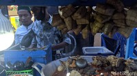 Momen ini juga dimanfaatkan pedagang makanan untuk mengais rezeki.