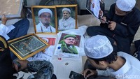 Salah satu dagangan yang dijual adalah poster bergambar Habib Rizieq.