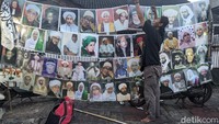 Para pedagang memanfaatkan momen ini dengan berjualan di sepanjang Jl Petamburan serta Jl KS Tubun.