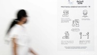 Poster imbauan agar menerapkan protokol kesehatan saat melihat pameran terpampang di sejumlah titik Pasar Seni Ancol.