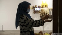 Pengunjung wajib cuci tangan dengan sabun atau hand sanitizer.