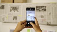 Pengunjung mengabadikan karya seni yang dipamerkan.