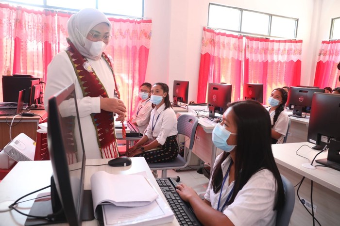 Menteri Ketenagakerjaan, Ida Fauziyah meresmikan BLK Komunitas Seminari St. Yohanes Paulus II Labuan Bajo, Nusa Tenggara Timur.