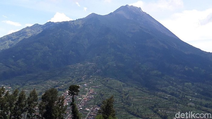 Gunung Merapi di bulan November.