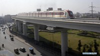 Kereta MRT pertama Pakistan melaju di atas rel Metro Orange Line. Foto: Dok. Sajjad/Xinhua