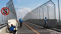 Dengan adanya jembatan ini, tak jarang pengendara motor atau sepeda berhenti sejenak untuk melihat pemandangan proyek KCJB.