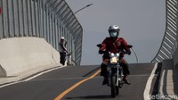 Tak hanya itu, banyak juga dari pengguna jalan yang berswafoto di atas jembatan tersebut.