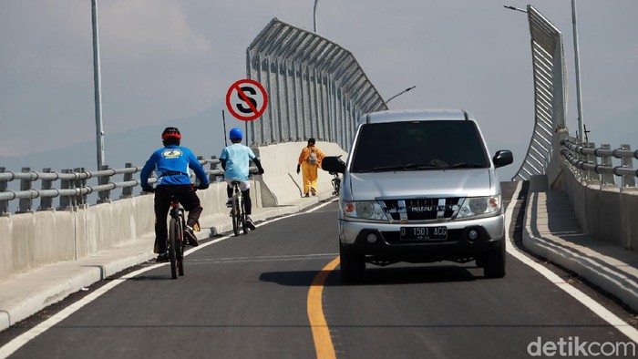 Overpass Tegalluar Sudah Bisa Dilintasi Overpass Tegalluar yang menghubungkan Tegalluar, Bojongsoang, Kabupaten Bandung dan Cimincraang, Gedebage, Kota Bandung sudah dapat dilintasi kendaraan. Seperti diketahui, over pass atau jembatan ini dibangun karena ada di atas lintasan proyek pembangunan Kereta Cepat Jakarta Bandung (KCJB).