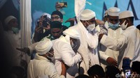 Habib Rizieq tampak dipapah saat akan menuruni panggung peringatan Maulid Nabi Muhammad SAW.