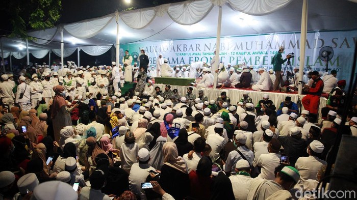 Kegiatan Maulid Nabi Muhammad SAW di Jalan KS Tubun, Petamburan, Jakarta Pusat, berlangsung malam ini. Kegiatan ini diisi ceramah oleh imam besar Front Pembela Islam (FPI) Habib Rizieq Syihab.