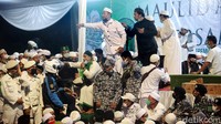 Panitia juga terus memperingatkan jemaah untuk menerapkan 3M (memakai masker, mencuci tangan, dan menjaga jarak).