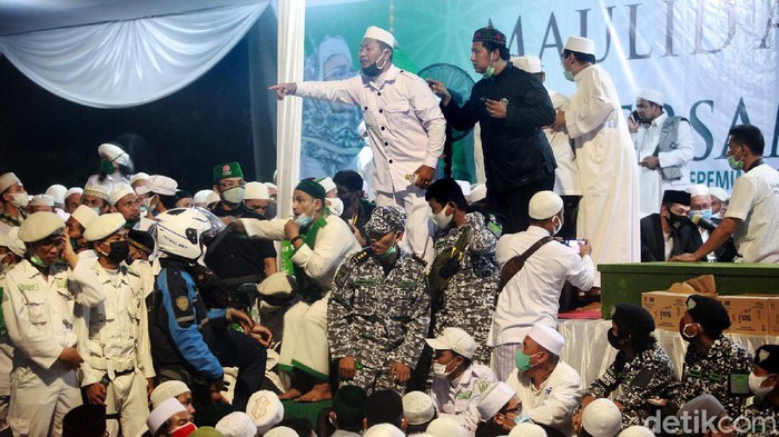 Kegiatan Maulid Nabi Muhammad SAW di Jalan KS Tubun, Petamburan, Jakarta Pusat, berlangsung malam ini. Kegiatan ini diisi ceramah oleh imam besar Front Pembela Islam (FPI) Habib Rizieq Syihab.