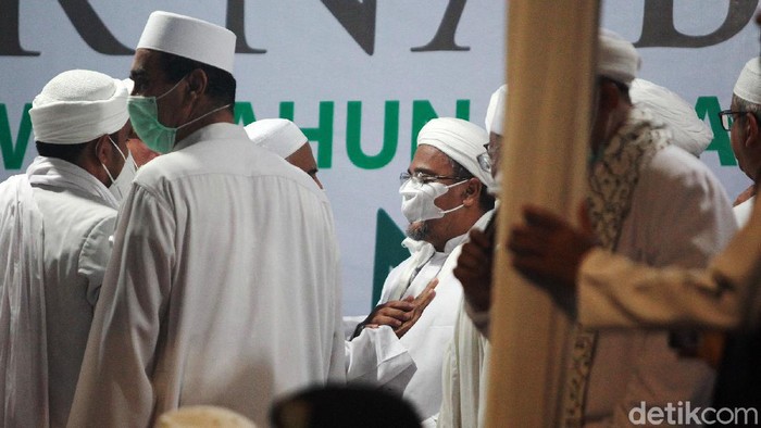 Pakai Masker dan Face Shield, Habib Rizieq Isi Ceramah Maulid Nabi Kegiatan Maulid Nabi Muhammad SAW di Jalan KS Tubun, Petamburan, Jakarta Pusat, berlangsung malam ini. Kegiatan ini diisi ceramah oleh imam besar Front Pembela Islam (FPI) Habib Rizieq Syihab.