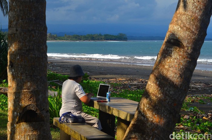 Pantai Batukaras di Pangandaran