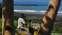 Karena itulah pantai ini ramai dikunjungi oleh wisatawan yang memang ingin menikmati keindahan patai dengan surfing (Faizal Amiruddin/detikTravel)