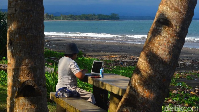 Pantai Batukaras di Pangandaran
