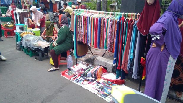 Pedagang Mengais Rezeki di Tengah Keramaian Acara Maulid Nabi di KS Tubun
