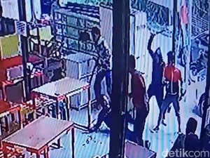 Jabar Hari Ini: 5 Brutal Pria Bacok Warga Bandung-Kematian Tragis Bayi di Bogor
