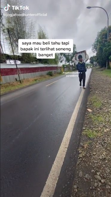 Salut! Penjual Tahu Ini Jalan Kaki Berkilo-kilo Meter Demi Cari Pelanggan