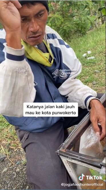 Salut! Penjual Tahu Ini Jalan Kaki Berkilo-kilo Meter Demi Cari Pelanggan