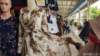 Skybridge Tanah Abang tetap dibuka dengan menerapkan protokol kesehatan. Pedagang maupun pengunjung wajib memakai masker.
