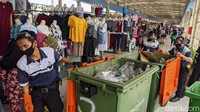 Kebersihan Skybridge Tanah Abang juga terus tetap dijaga. Petugas kebersihan rutan membersihkan sampah di kawasan tersebut.