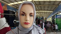 Di Skybridge Tanah Abang ini, para pedagang menjajakan berbagai jenis pakaian pria hingga wanita.