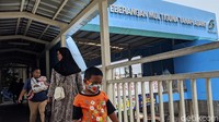 Jembatan penyeberangan multiguna atau skybridge ini menghubungkan Stasiun Tanah Abang, Halte Jak Lingko, Jalan Jati Baru, Halte Transjakarta, Blok F dan Blok G Tanah Abang.