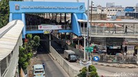 Aktivitas pedagang terlihat di kawasan Skybridge, Tanah Abang, Jakarta Pusat, Sabtu (14/11/2020).