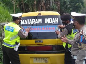 Kampanye Pakai Masker, Polda NTB Tempel 12.126 Stiker di Kendaraan