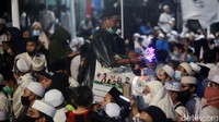 Jemaah yang hadir tidak menjaga jarak dan berimpitan.