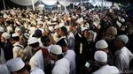 Potret Kerumunan Tanpa Jarak di Acara Maulid-Pernikahan Putri Habib Rizieq