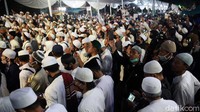 Jalan KS Tubun diputihkan oleh massa pendukung Habib Rizieq.
