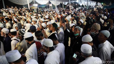 Potret Kerumunan Tanpa Jarak di Acara Maulid-Pernikahan Putri Habib Rizieq