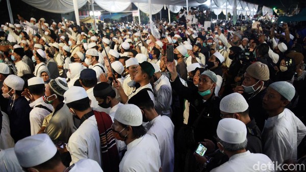 Potret Kerumunan Tanpa Jarak di Acara Maulid-Pernikahan Putri Habib Rizieq