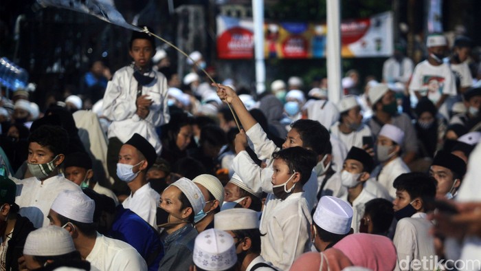 Jemaah memadati acara Maulid Nabi Muhammad SAW dan akad nikah putri Habib Rizieq Syihab di Petamburan, Sabtu (14/11/2020). Mereka berkerumun tanpa menjaga jarak.