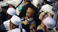 Sebagian dari mereka tidak memakai masker.