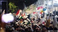 Sebagian dari mereka mengibarkan bendera di sekitar panggung acara.