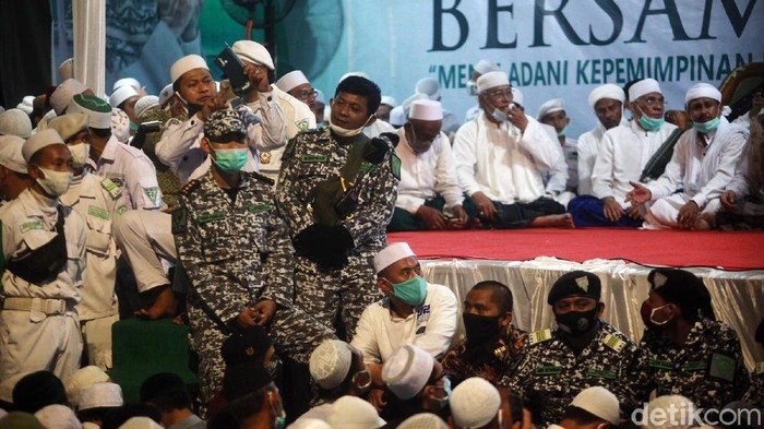 Jemaah memadati acara Maulid Nabi Muhammad SAW dan akad nikah putri Habib Rizieq Syihab di Petamburan, Sabtu (14/11/2020). Mereka berkerumun tanpa menjaga jarak.