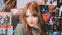 Kini mimpi Mirriam Eka sudah menjadi kenyataan. Dia bernyanyi bersama Ariel NOAH lewat lagu Bukannya Aku Takut. (Foto: dok. Instagram @mariaeka_)  