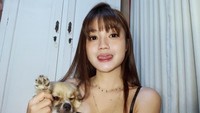 Dia menyukai BLACKPINK dan pernah meng-cover lagu BLACKPINK How You Like That. (Foto: dok. Instagram @mariaeka_)  
