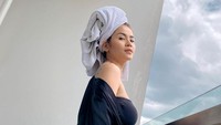 Tato juga tampak dirajah di bagian paha dan kaki Kartika Wijaksana. (Foto: dok. Instagram @kartikawijaksana)  